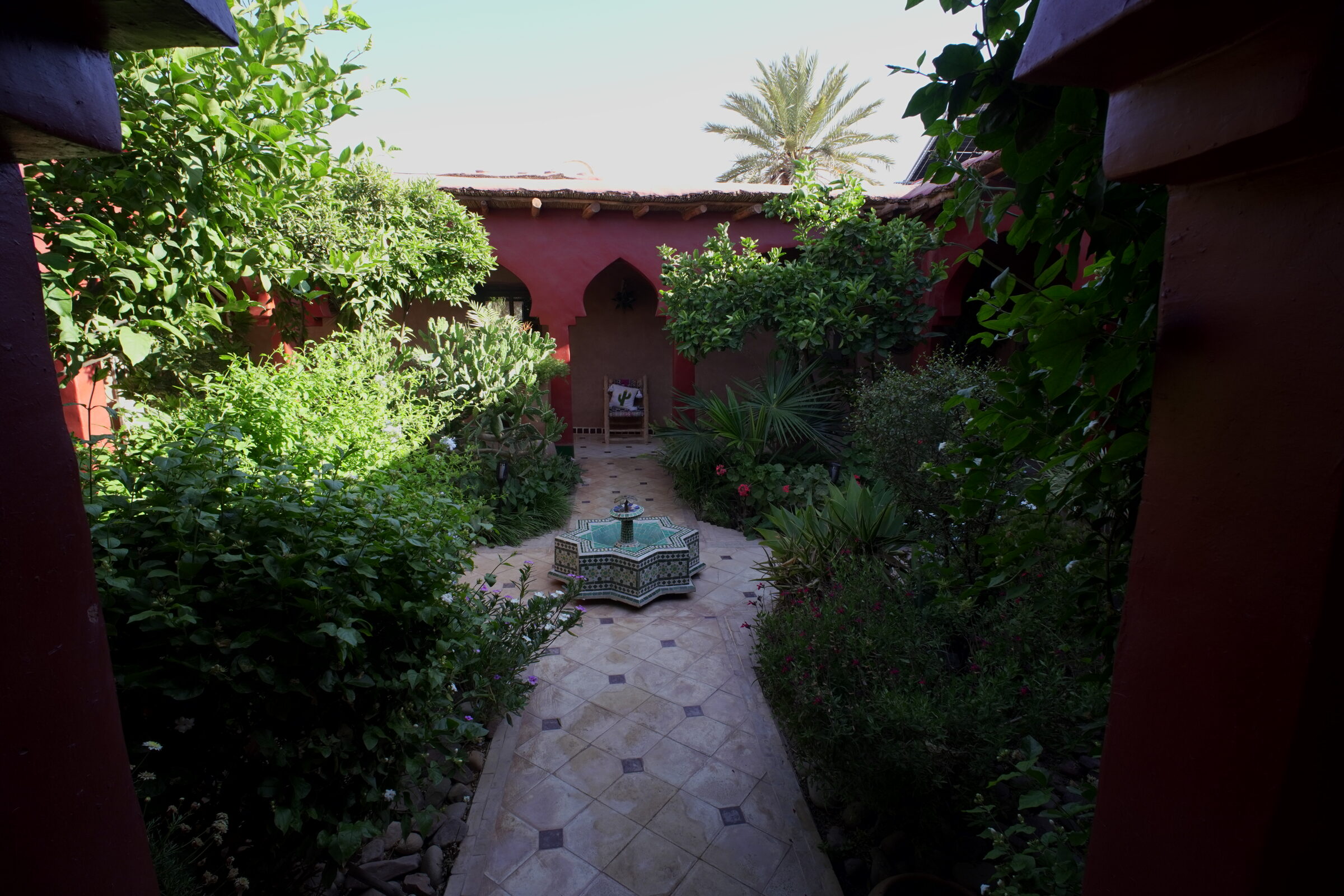 Allée du jardin vers la façade du Riad Beldi by MaHa