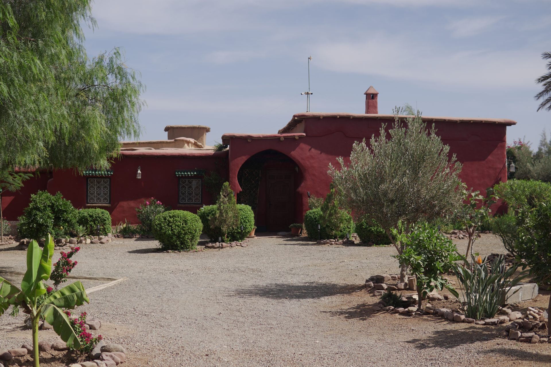 Façade en terre cuite du Riad Beldi by MaHa et son jardin