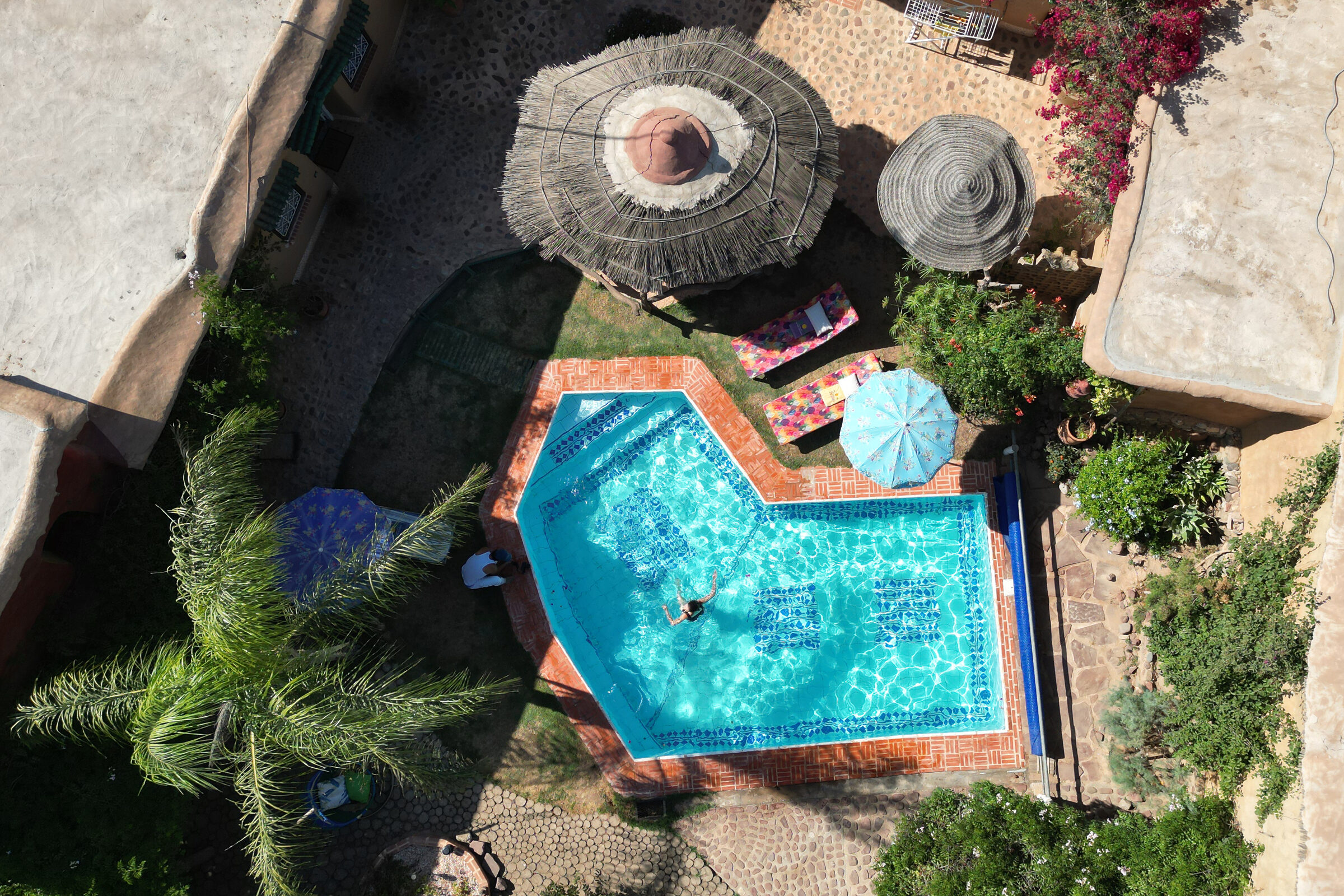 Vue aérienne de la piscine chauffée du Riad Beldi by MaHa